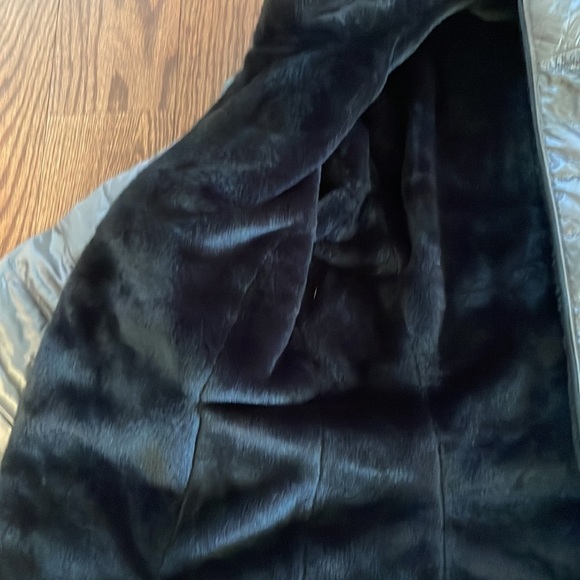 ANDREW MARC women’s REVERSIBLE metallic gray blk puffer / plush hooded jacket M - Picture 15 of 17